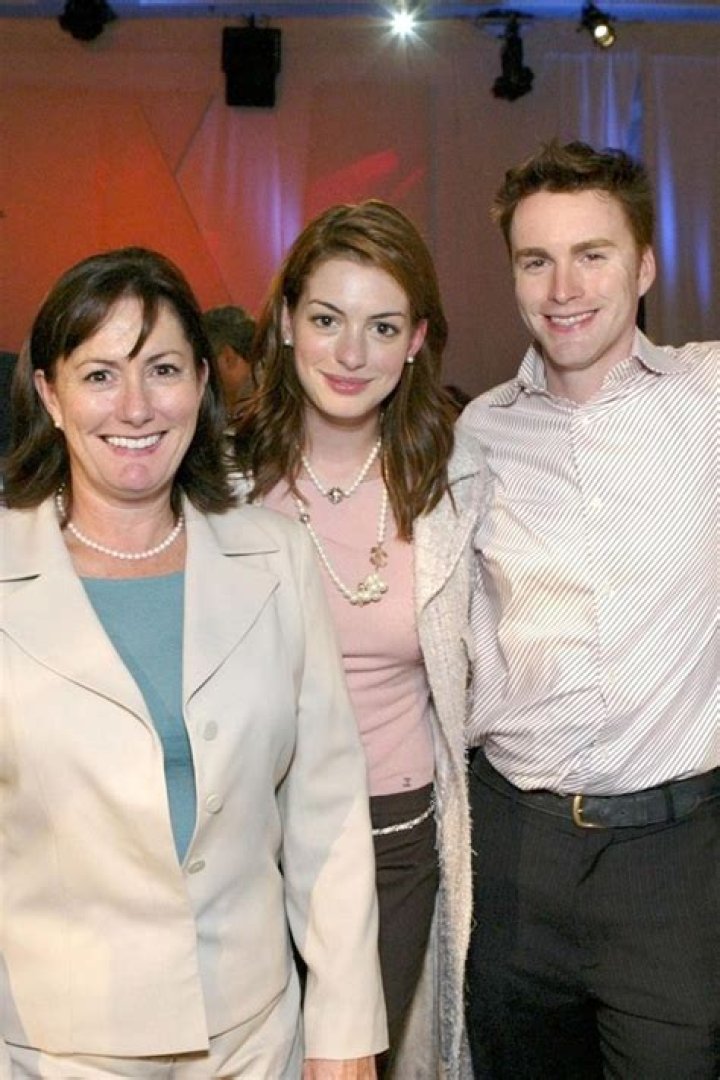 Anne Hathaway Sister