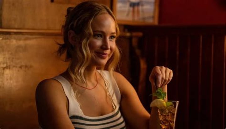 Jennifer Lawrences Raunchy Sex Comedy No Hard Feelings Hits Netflix |