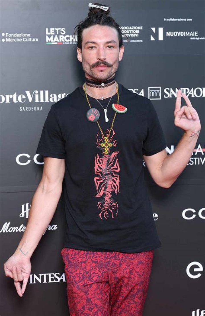 Who is Ezra Miller, is he gay?His height, age, net worth, girlfriend, ethnicity